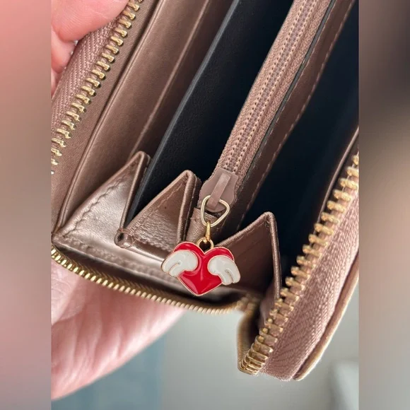 Gucci Metallic Zip-Around Leather Wallet - Picture 5 of 13